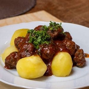 Aļņa bumbiņas tomātu mērcē